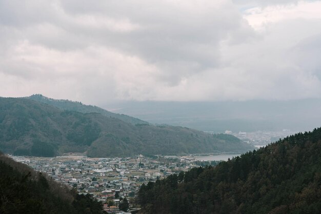 Foto monte fuji dal punto di vista della funivia kchi kchi al lago kawaguchiko giappone