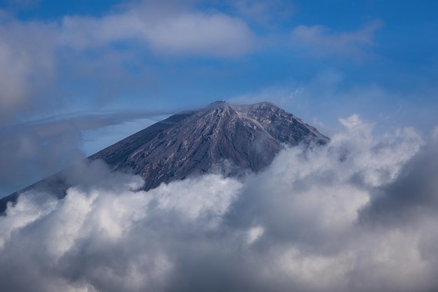 Foto mount fuji in de wolken