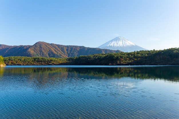 Foto mount fuji in het saiko-meer