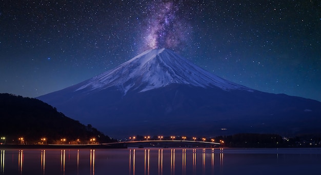 Foto il monte fuji al lago kawaguchiko, il crepuscolo