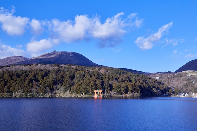 Mount fuji met lake ashi van hakone.