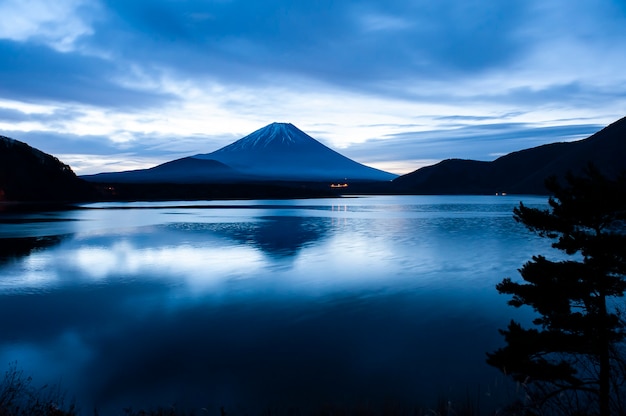 Mount Fuji san op Lake Kawaguchiko in Japan bij zonsopgang.