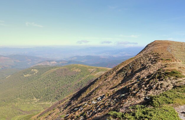 Photo mount hoverla hanging peak of the ukrainian carpathians against the background of the sky