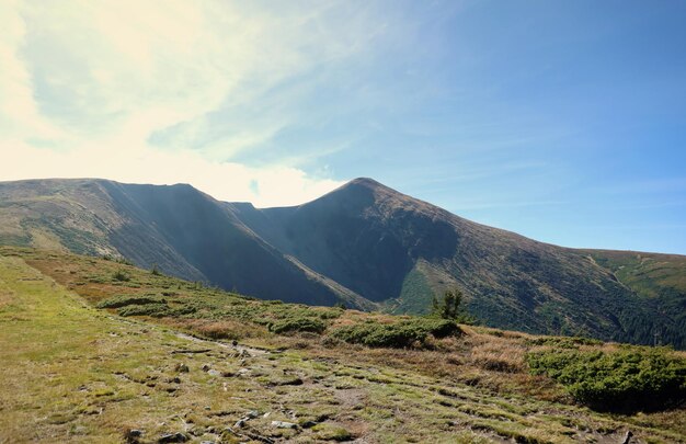 Photo mount hoverla hanging peak of the ukrainian carpathians against the background of the sky