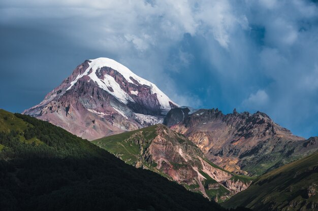 Mount Kazbek uitzicht vanaf Stepantsminda stad in Georgië bij mooi weer om te klimmen. Het is een slapende stratovulkaan en een van de belangrijkste bergen van de Kaukasus.