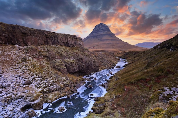 사진 kirkjufell 산 아이슬란드.아이슬란드 해질녘 풍경 차가운 파노라마입니다.