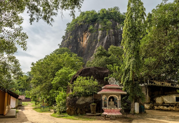 Mount met oude boeddhistische tempel in Mulkirigala Sri Lanka