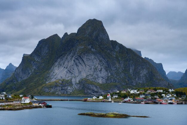 Lofoten 섬의 Mount Olstind 및 Reine 어촌