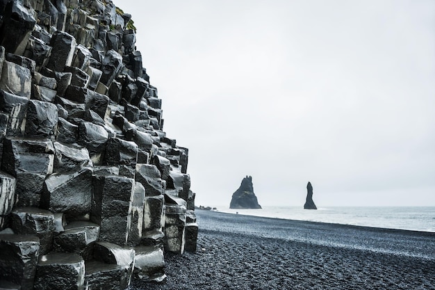 현무암 기둥과 Reynisdrangar 암석이 있는 Reynisfjall 산. 아이슬란드 남부 레이니스퍄라 해변