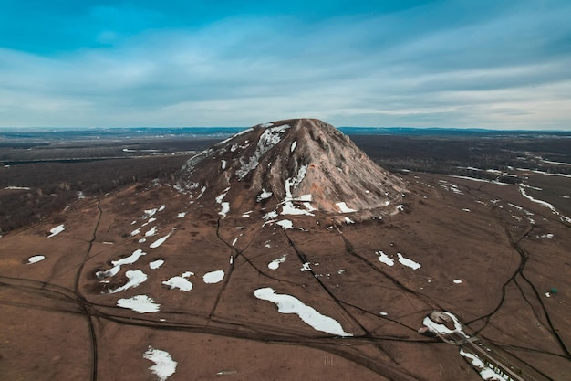 Monte shihan nella valle primaverile veduta di una roccia solitaria da un quadricottero