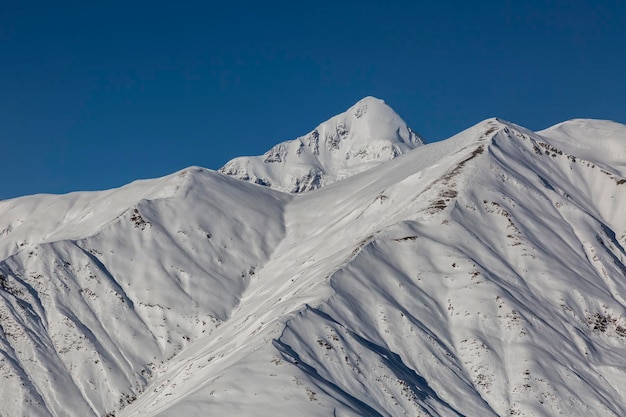 Mount Tetnuldi 4858m is een prominente piek in het centrale deel van de Grotere Kaukasus-bergketen in de regio Svaneti