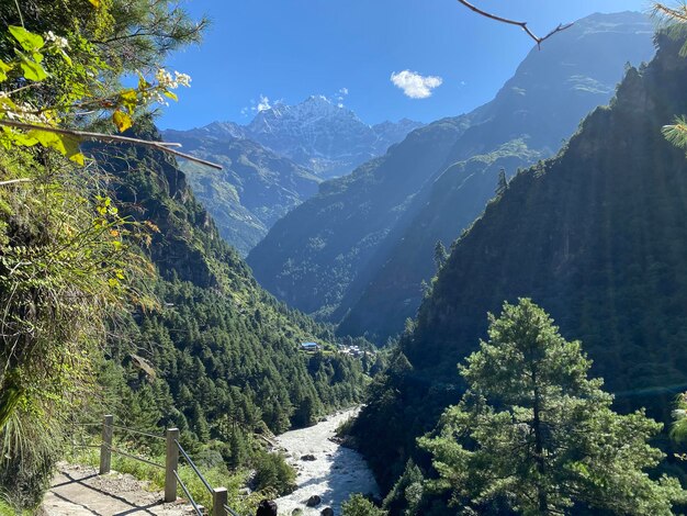 Photo mount thamserku on the way to namche bazaar