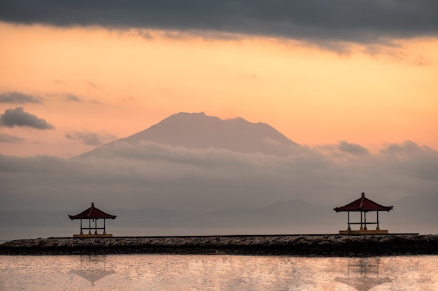 Mount vulkaan (Agung) met twee paviljoen op steiger