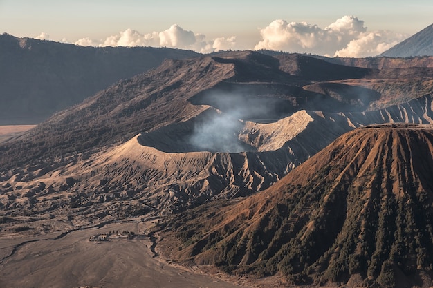 Mount vulkaan een actief met rook, Kawah Bromo, Gunung Batok bij zonsopgang. Bromo Tengger Semeru Nationaal Park, Oost-Java, Indonesië