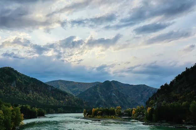 写真 山アルタイ川トップビュードローン、風景アルタイ観光トップビュー