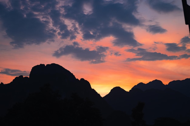 Гора на закате Горная вершина зеленые пейзажи природы Красивый закат над горным хребтом в Ванг-Вьенг