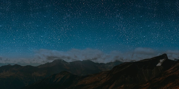 Montagna. sfondi cielo notturno con stelle e luna e nuvole.