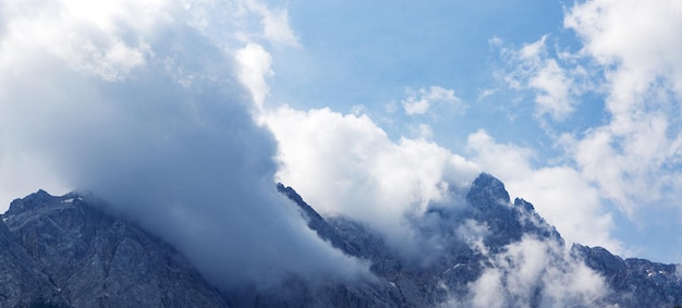Bellezza della montagna tra le nuvole, paesaggio primaverile, immagine panoramica