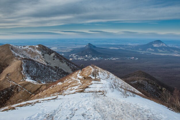 ロシア、ピャチゴルスクの春のベシュタウ山。