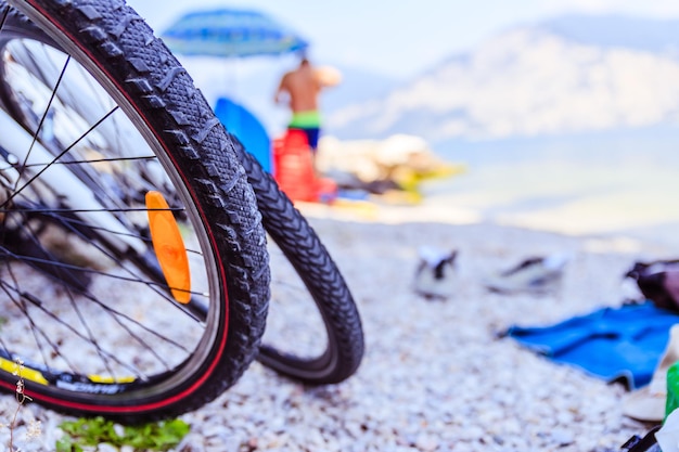 Foto mountain bike sulla spiaggia primo piano dello spazio di copia dei pneumatici