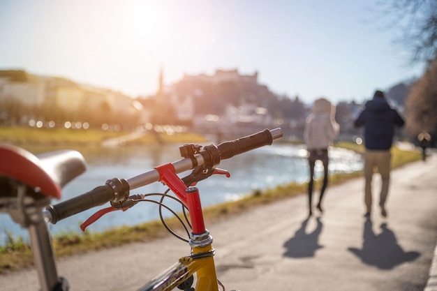 잘츠부르크에서 산악 자전거 도시 여행 여름날 도시 이동성 야외에서 핸들 바 닫기