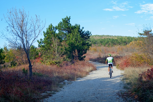 Photo mountain bike cyclist