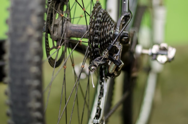 Riparazione di mountain bike la migliore officina ruota posteriore e primo piano della cassetta