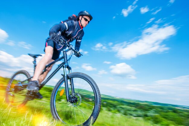 写真 マウンテンバイクライダー