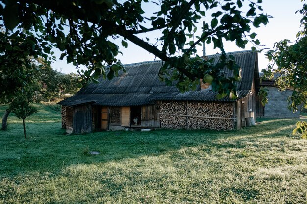 写真 山小屋 山の丘の上の山小屋