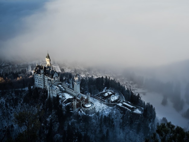 写真 霧の中の山の城雲の上の城