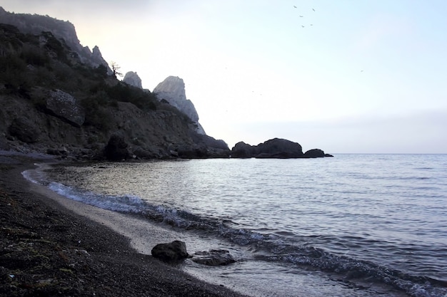 Горные скалы вдоль береговой линии моря