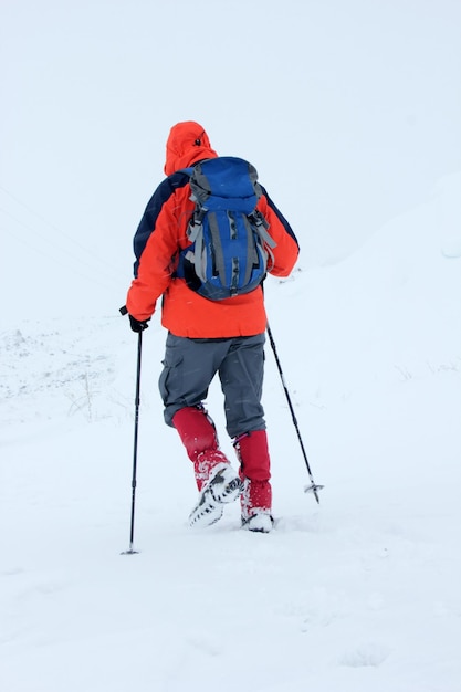 Photo mountain climbing in the snow