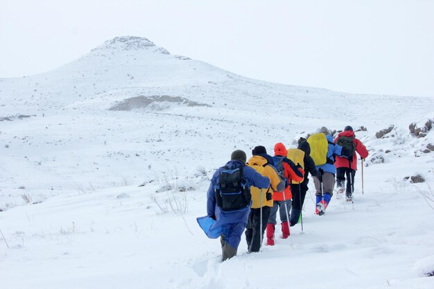 Photo mountain climbing in the snow