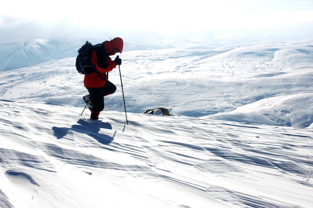 Photo mountain climbing in the snow