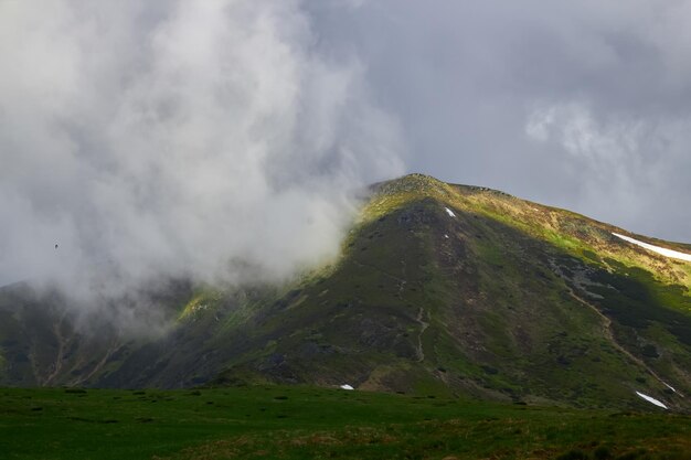 雲と霧の中の山