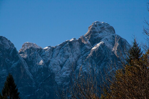 Деталь горы на Доломитовых Альпах в дневное время осенью