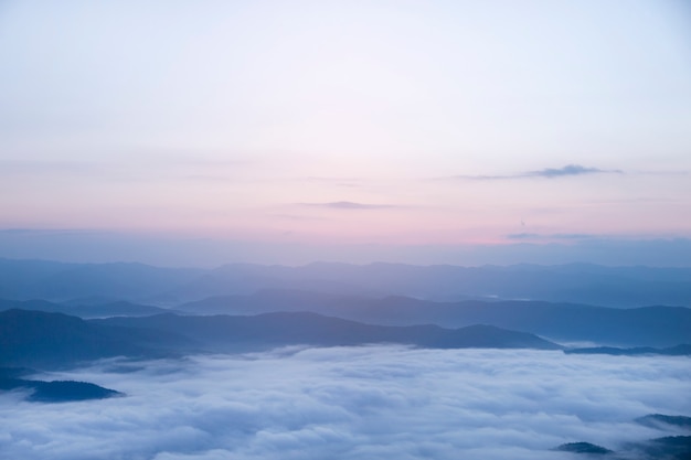 朝の山霧空雲風景。