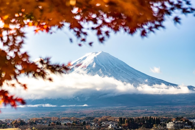 日本の河口湖で秋の富士山。