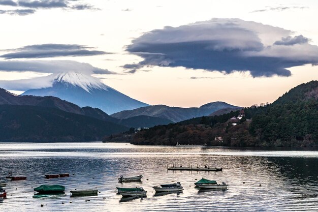 秋の富士山とアシ湖とハコネ寺院と観光ボート