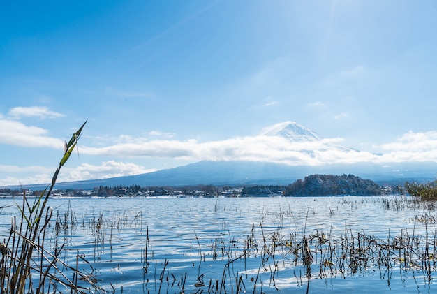 Гора Фудзи Сан на озере Кавагутико.