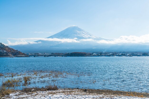 Montagna fuji san nel lago kawaguchiko.