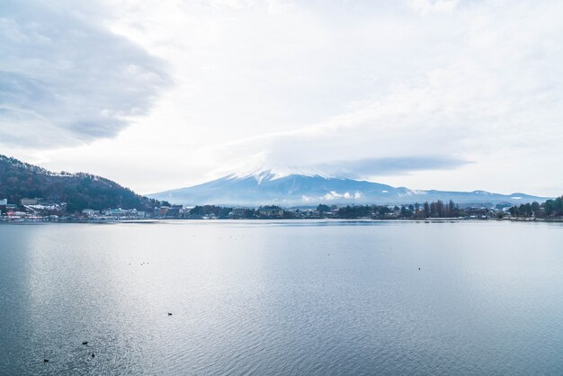 写真 山岳富士山と曇り