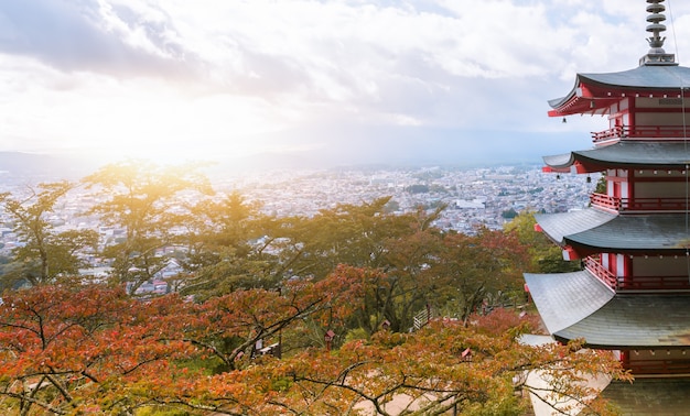 햇빛이있는 추레 이토 탑이있는 후지산