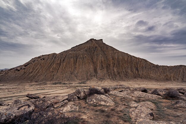 Photo mountain in the gobustan reserve, azerbaijan