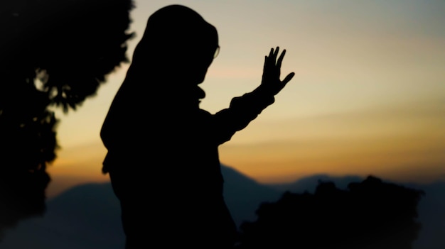 Photo mountain goddess woman silhouette on the summit