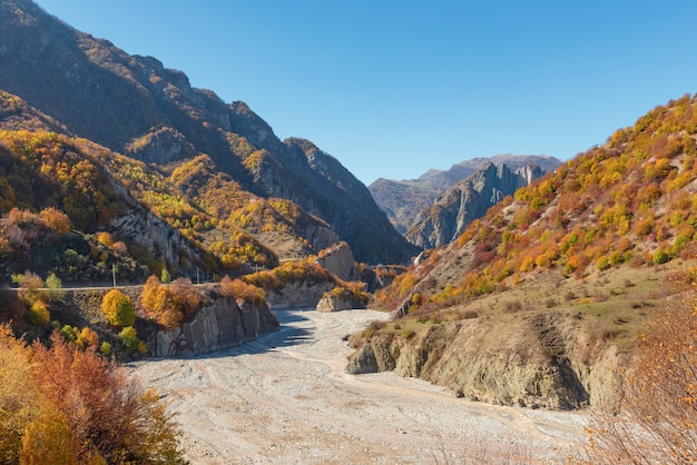 Gola di montagna della stagione autunnale