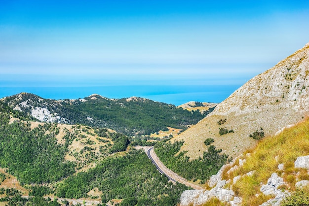Autostrada di montagna in montenegro. vista dall'alto