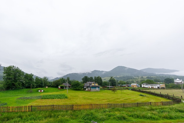 山の丘の小道の道路のパノラマの風景