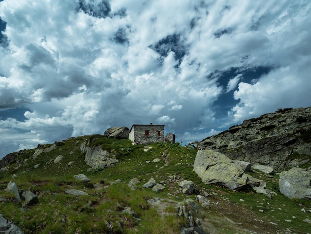 雲と空の背景に山小屋