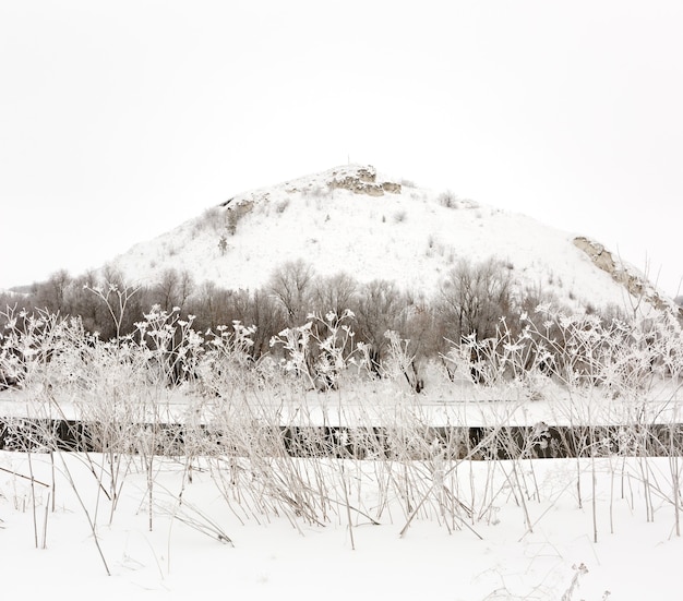 氷の川の山。ロシアの冬の風景。